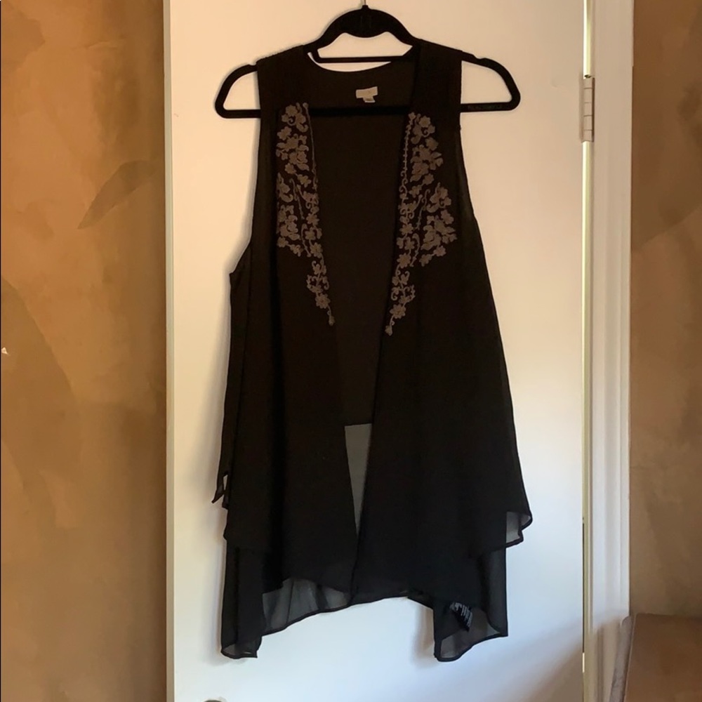 Flowy embroidered tiered vest